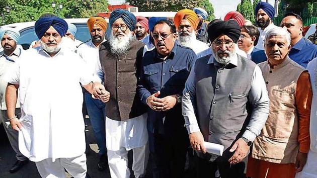 (From left) Akali Dal president Sukhbir Singh Badal, former CM Parkash Singh Badal, BJP state president Shwait Malik, former minister Daljit Singh Cheema and others after meeting Punjab governor VP Singh Badnore in Chandigarh on Tuesday.(HT Photo)