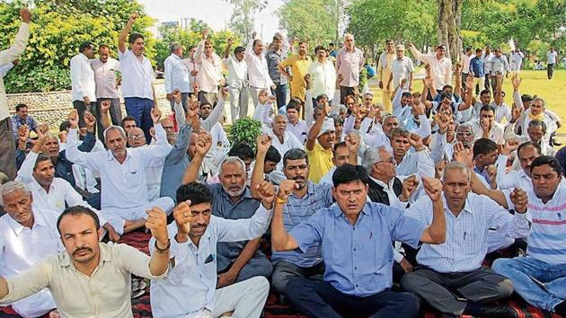 Striking Haryana Roadways workers staging a protest against the state government’s policy to rope in 700 private buses in Rohtak on Tuesday.(HT Photo)