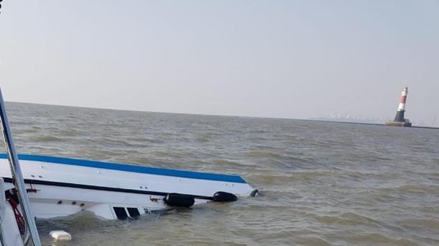 One official killed as a boat carrying senior Maharashtra government officials including the state’s top bureaucrat Dinesh Kumar Jain capsized near Prongs Reef Lighthouse.(HT Photo)