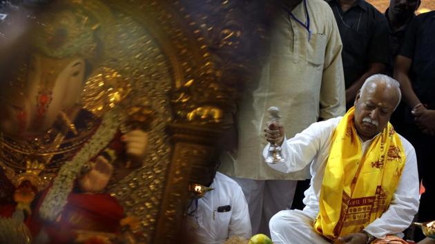Rashtriya Swayamsevak Sangh (RSS) chief, Mohan Bhagwat, performs a puja at the Dagdushet Halwai Ganpati temple in Pune on Tuesday, with the idol of Lord Ganesh reflecting on a mobile phone screen.(Rahul raut/ HT Photo) Rashtriya Swayamsevak Sangh (RSS) chief, Mohan Bhagwat, performs a puja at the Dagdushet Halwai Ganpati temple in Pune on Tuesday, with the idol of Lord Ganesh reflecting on a mobile phone screen.(Rahul raut/ HT Photo)