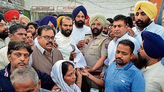 Former minister Bikram Singh Majithia led the SAD-BJP delegation to hand over the complaint to police in Amritsar.(HT Photo)