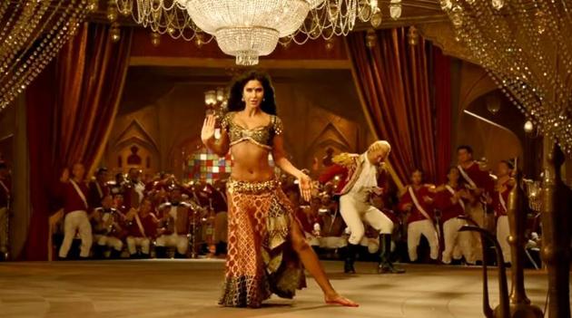 Katrina Kaif stunned everyone once again with her dance moves in Surraiya from Thugs of Hindostan.