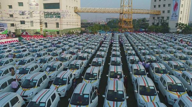 Surat company to give cars as incentives to 600 employees, PM Modi to hand  over keys to two of them - Oneindia News
