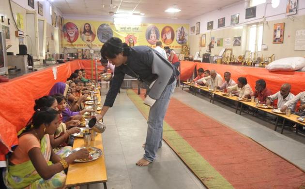 Vishal Singh serving food to patients’ attendants in KGMU. (HT Photo) Vishal Singh serving food to patients’ attendants in KGMU. (HT Photo)