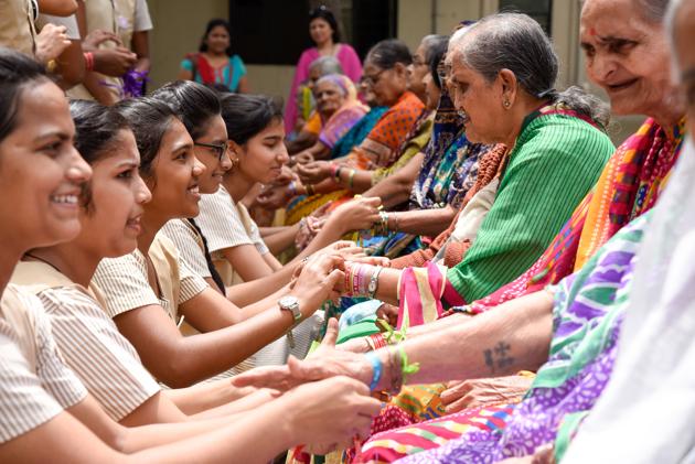 Students of a Pune college tying friendship band on senior citizens, Pune, August 4, 2018(Sanket Wankhade/HT)