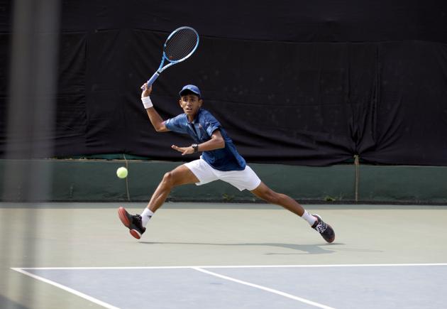 Pune player Siddhant Banthia suffers defeat in the first qualifying round of the KPIT MSLTA ATP Challenger.(Rahul Raut/HT PHOTO)