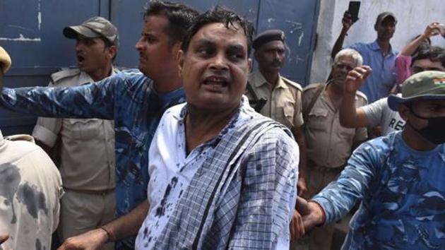 Police officials escort Brajesh Thakur, the main accused in the Muzaffarpur shelter home sexual abuse scandal, to a Muzaffarpur court in Bihar in August 2018.(AFP/File Photo)