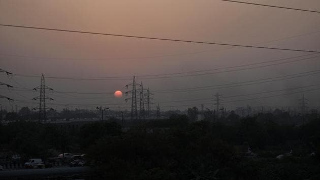 Smog is seen in the air as the sun sets in New Delhi on October 22, 2018. According to a report by Bloomberg, India has 15 of the world’s most polluted cities including Agra, Srinagar, Varanasi and Patiala and New Delhi being on the top of the list with PM 10. (Burhaan Kinu / HT Photo) 