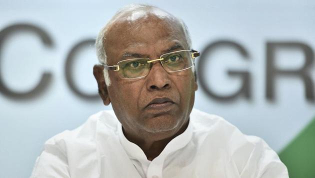 Congress Parliamentary Party leader Mallikarjun Kharge addresses the media persons at AICC Headquarters, in New Delhi, Thursday, Oct 25, 2018.(PTI) Congress Parliamentary Party leader Mallikarjun Kharge addresses the media persons at AICC Headquarters, in New Delhi, Thursday, Oct 25, 2018.(PTI)