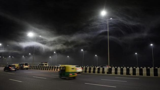 Delhi-Meerut Expressway (NH24) seen engulfed with plumes of smoke near Commonwealth games village, due to burning of dry leaves and grass near the river Yamuna in New Delhi on October 15, 2018. The reasons for the upswing in pollution are believed to be unfavorable weather conditions, including a dip in temperature, low wind speed, and a cloudy sky that combined to trap toxic pollutants in the air. (Mohd Zakir / HT Photo) 