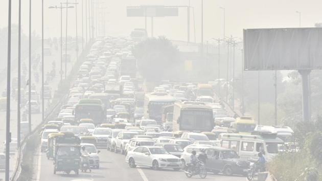 A view near Geeta colony, engulfed in smog in New Delhi on October 25, 2018. The Central Pollution Control Board’s task force is expected to hold a meeting today to take stock of the worsening situation and the expected spike from November 1 onwards. (Sonu Mehta / HT Photo) 