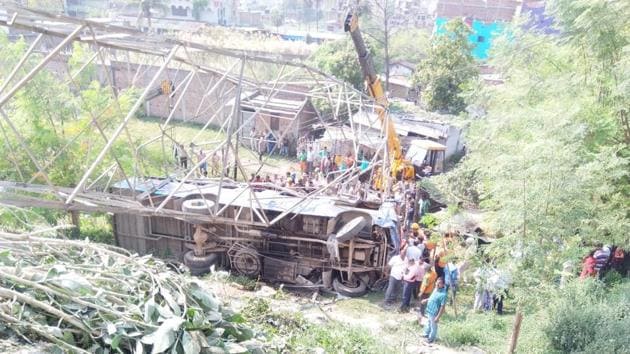 The bus on its way to Kushehwar Asthan, Darbhanga lost its balance and fell into a roadside ditch on Friday(HT Photos)