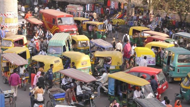 Such traffic mess is a routine affair around Charbagh.(Deepak Gupta/HT Photo)