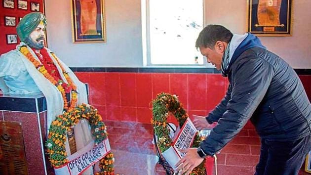 Arunachal chief minister Pema Khandu laying a wreath at the memorial of Subedar Joginder Singh near Tawang on Thursday.(HT Photo)