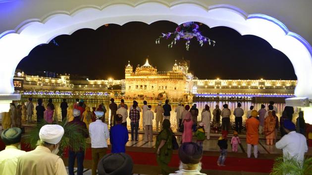 Devotees pay obeisance at the Golden Temple. (Sameer Sehgal/HT)