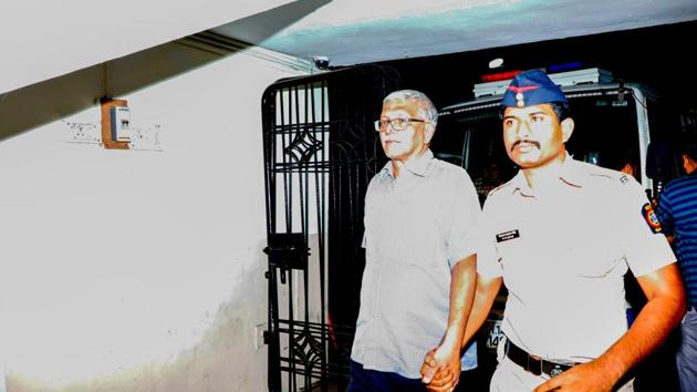 Vernon Gonsalves taken to Farazkhana police station in Pune on August 29.(HT PHOTO)