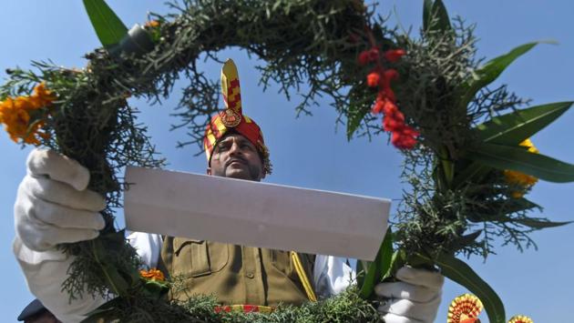 Security personnel pay homage to a fallen colleague during a wreath laying ceremony in Srinagar, Jammu and Kashmir. (Tauseef Mustafa / AFP)