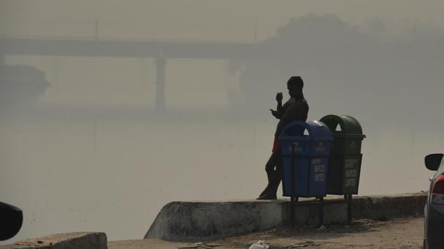 Heavy Smog seen near Yamuna River Belt Area in New Delhi on  October 24, 2018. Diesel generators have been banned in Delhi till March 2019 and the Badarpur thermal power has also been shut down as a preventive measure. (Raj K Raj / HT Photo) 