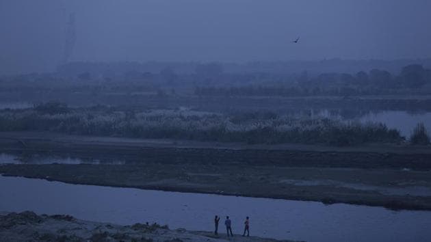 Thick smog was observed after Durga Puja and Dussehra celebrations, at Qudsia Ghat, ISBT in New Delhi on October 19, 2018. Delhi witnessed a weeklong spell of smog in November 2017, when the AQI had shot up to 486, prompting chief minister Arvind Kejriwal to describe Delhi as a “gas chamber”, declare a public health emergency, and order that schools be shut. (Sanchit Khanna / HT Photo) 