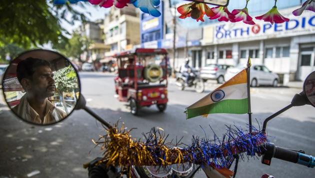 An e-rickshaw driver is reflected in a mirror while waiting for passengers in New Delhi. India is home to about 1.5 million battery-powered, three-wheeled rickshaws – a fleet bigger than the total number of electric passenger cars sold in China since 2011. But while the world’s largest auto market dangled significant subsidies to encourage purchases of battery-powered cars, India’s e-movement hardly got a hand from the state. (Prashanth Vishwanathan / Bloomberg) An e-rickshaw driver is reflected in a mirror while waiting for passengers in New Delhi. India is home to about 1.5 million battery-powered, three-wheeled rickshaws – a fleet bigger than the total number of electric passenger cars sold in China since 2011. But while the world’s largest auto market dangled significant subsidies to encourage purchases of battery-powered cars, India’s e-movement hardly got a hand from the state. (Prashanth Vishwanathan / Bloomberg)