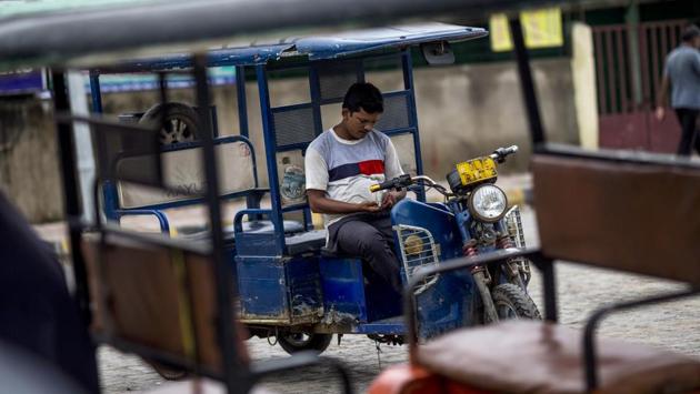 India is the world’s fourth-largest auto market, but previous attempts to boost private electric-car ownership flopped. The government likely scaled back because it fears disrupting an industry that contributes about 7% of the total gross domestic product, according to a Bloomberg NEF report in March. (Prashanth Vishwanathan / Bloomberg) India is the world’s fourth-largest auto market, but previous attempts to boost private electric-car ownership flopped. The government likely scaled back because it fears disrupting an industry that contributes about 7% of the total gross domestic product, according to a Bloomberg NEF report in March. (Prashanth Vishwanathan / Bloomberg)