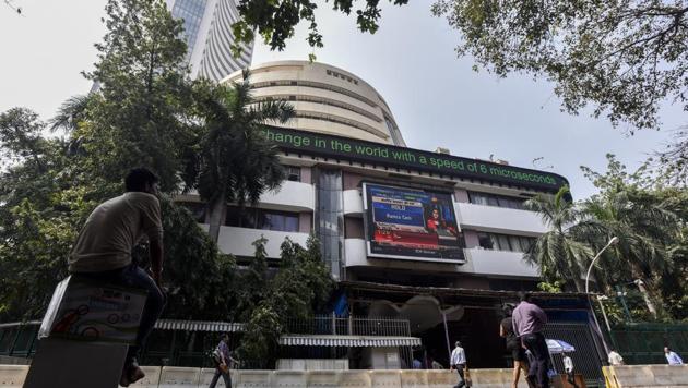 On a weekly basis, both key indices Sensex and Nifty recorded their second straight week of losses by falling 966.32 points, or about 3 per cent, and 273.55 points, or 2.7 per cent, respectively.(HT File Photo)