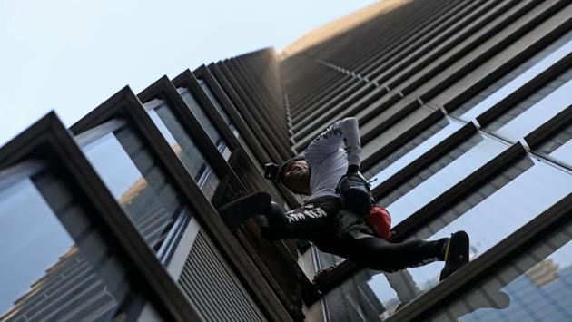 French urban climber Alain Robert, also known as “Spider-Man”, begins his climb of Heron Tower, 110 Bishopsgate, the tallest tower in the city of London. (Daniel Leal-Olivas / AFP) French urban climber Alain Robert, also known as “Spider-Man”, begins his climb of Heron Tower, 110 Bishopsgate, the tallest tower in the city of London. (Daniel Leal-Olivas / AFP)