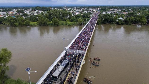 Aerial view of a Honduran migrant caravan heading to the US, as it is stopped at a border barrier on the Guatemala-Mexico international bridge in Ciudad Hidalgo, Chiapas state, Mexico. (Pedro Pardo / AFP) Aerial view of a Honduran migrant caravan heading to the US, as it is stopped at a border barrier on the Guatemala-Mexico international bridge in Ciudad Hidalgo, Chiapas state, Mexico. (Pedro Pardo / AFP)