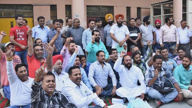 Cracker-sellers protesting outside the deputy commissioner’s office in Ludhiana on Friday. They are demanding an increase in the limit of issuance of temporary licences.(HT Photo)