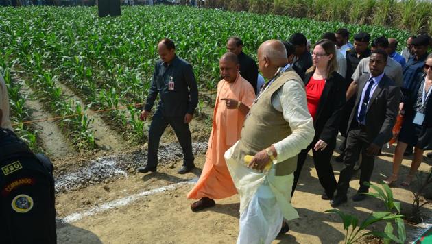 Chief minister Yogi Adityanath looking at some of the exhibits at Krishi Kumbh 2018 in Lucknow.(HT Photo)