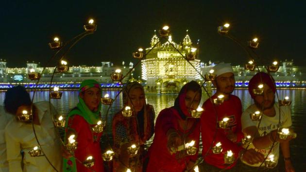 Devotees in a festive mood at the Golden Temple. (Sameer Sehgal/HT)