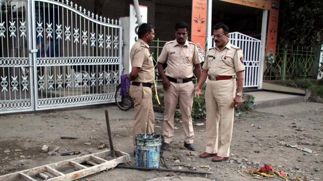 The three victims were hired by a private contractor to maintain a sewer line in Dombivli. (HT PHOTO) The three victims were hired by a private contractor to maintain a sewer line in Dombivli. (HT PHOTO)
