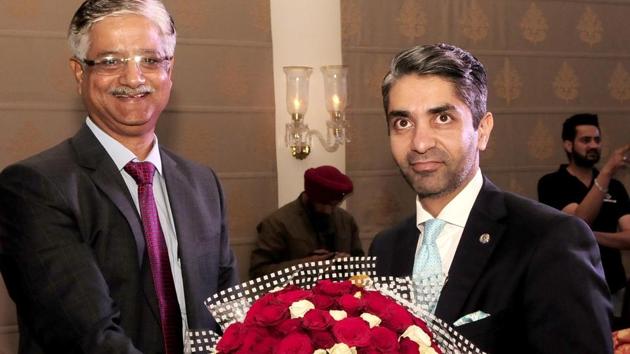 Executive Editor Hindustan Times Ramesh Vinayak welcoming chief guest, Abhinav Bindra at the 7th edition of HT Youth Forum 30-under-30 in Chandigarh on Friday. (Keshav Singh/ht)