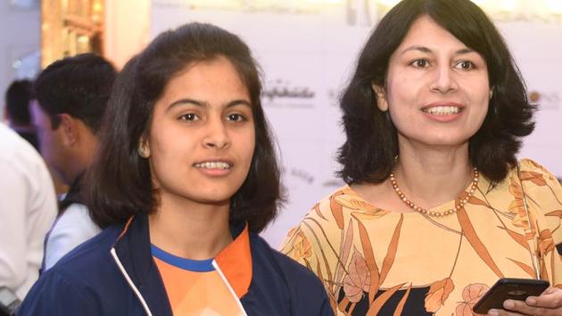 The youngest Indian shooter to win a gold in the World Cup, Manu Bhaker with HT assistant editor Manraj Grewal at the event on Friday. (Sanjeev Sharma/ht )