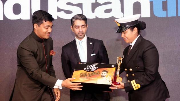 Chief guest Abhinav Bindra presenting the award to Lt Payal Gupta, one of the officers in INS Tarini Crew, which created history by circumnavigating the globe in a gruelling 254-day voyage. (Keshav Singh/ht)