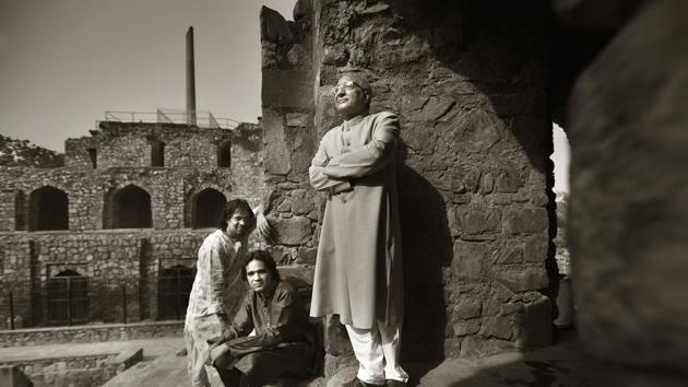 The khalifa of the Dilli Gharana, Iqbal Ahmed Khan (right) with his cousins, vocalist Imran Khan and Tanveer Khan in Delhi.(Raj K Raj/HT PHOTO)