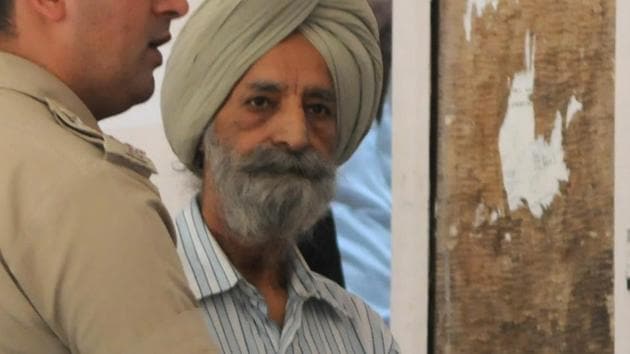 Police produce the murder accused Harnek Singh in court, who was arrested for his wife's murder at their residence in DLF phase-2 last week, in Gurugram, on October 26, 2018.(Parveen Kumar/HT Photo)