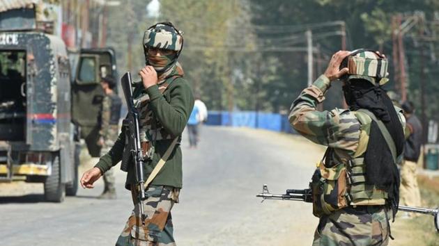 Paramilitary troopers on guard after a gunfight with militants in Kashmir.(AFP File Photo/Representative image) Paramilitary troopers on guard after a gunfight with militants in Kashmir.(AFP File Photo/Representative image)