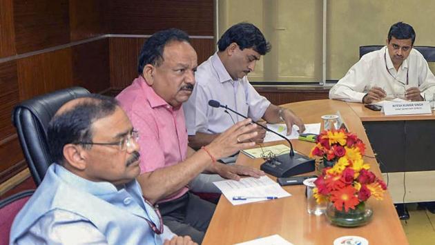 Union Minister for Science & Technology, Earth Sciences and Environment, Forest & Climate Change Harsh Vardhan in a meeting with the members of all the field teams deputed by Central Pollution Control Board (CPCB), in New Delhi, October 27, 2018.(PTI)
