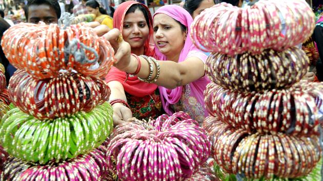 Karwa Chauth dates back to the time of Mahabharata when Savitri had begged the god of death, Lord Yama, for her husband’s soul. (BHarat bhushan/ht)