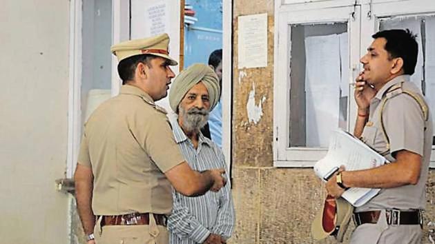 The suspect, Harnek Singh Dhillon (centre), was arrested on October 24. (Parveen Kumar/HT Photo) The suspect, Harnek Singh Dhillon (centre), was arrested on October 24. (Parveen Kumar/HT Photo)