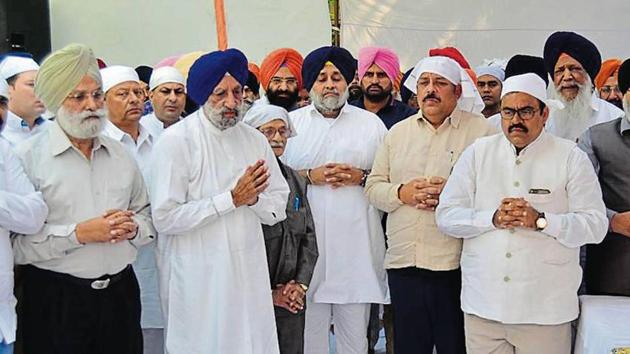 SAD chief Sukhbir Singh Badal, BJP’s Punjab unit president Shwait Malik and others during a bhog ceremony in memory of those killed in train accident.(HT Photo)