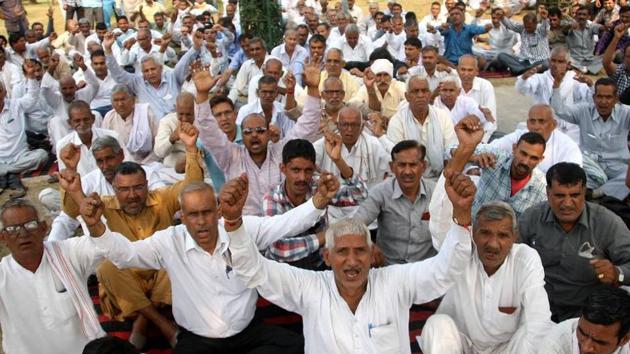 Haryana Roadways workers staging a protest to press for their demands in Rohtak on Saturday.(HT Photo)