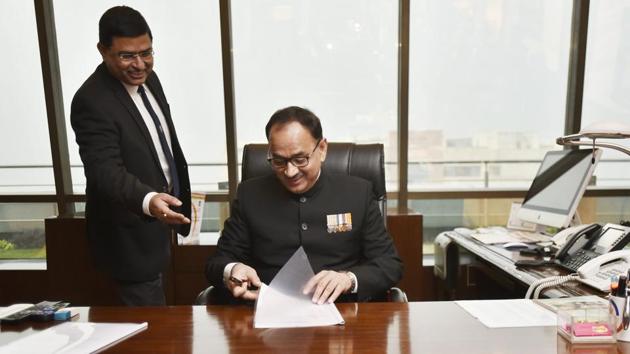 Alok Verma (right), the CBI director, was divested of his responsibilities hours after the Delhi high court’s order, along with Rakesh Asthana over corruption charges the two have levelled against each other.(Ravi Choudhary/HT File Photo) Alok Verma (right), the CBI director, was divested of his responsibilities hours after the Delhi high court’s order, along with Rakesh Asthana over corruption charges the two have levelled against each other.(Ravi Choudhary/HT File Photo)