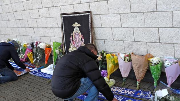 Leicester City football fans place flowers outside the football stadium after the helicopter of the club owner Thai businessman Vichai Srivaddhanaprabha crashed when leaving the ground on Saturday evening after the match. (REUTERS) Leicester City football fans place flowers outside the football stadium after the helicopter of the club owner Thai businessman Vichai Srivaddhanaprabha crashed when leaving the ground on Saturday evening after the match. (REUTERS)