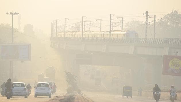 Heavy smog in Patel Nagar, New Delhi on Sunday. (Sanchit Khanna/HT Photo) Heavy smog in Patel Nagar, New Delhi on Sunday. (Sanchit Khanna/HT Photo)