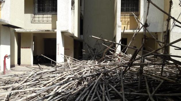 The collapsed scaffolding at Runwal Garden City in Balkum of Thane on Monday. (Praful Gangurde/ Hindustan Times) The collapsed scaffolding at Runwal Garden City in Balkum of Thane on Monday. (Praful Gangurde/ Hindustan Times)