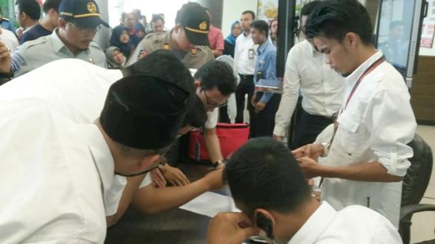 Lion Air official check the passenger list of Lion Air flight JT610, at Depati Amir airport in Pangkal Pinang. Flight JT610 took off around 6.20 a.m. and was due to have landed in the capital of the Bangka-Belitung tin mining region at 7.20 a.m., the Flightradar 24 website showed. (Elza Elvia / Antara Foto via REUTERS)