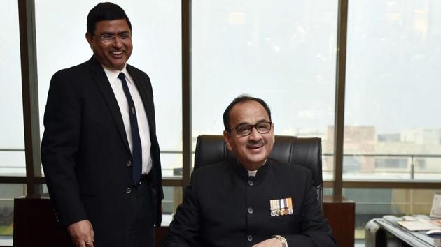 An accused in the corruption case against Central Bureau of Investigation’s no 2 Rakesh Asthana (left) Monday told the Delhi High Court that he was caught in the tussle between agency chief Alok Verma (right) and Asthana (File photo)(HT PHOTO)