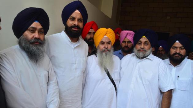 Shiromani Akali Dal president Sukhbir Singh Badala, SAD leader Bikram Singh Majithia and others with SAD leader Bhai Manjeet Singh (2R) at his residence in Amritsar on Sunday. (Sameer Sehgal/HT) Shiromani Akali Dal president Sukhbir Singh Badala, SAD leader Bikram Singh Majithia and others with SAD leader Bhai Manjeet Singh (2R) at his residence in Amritsar on Sunday. (Sameer Sehgal/HT)